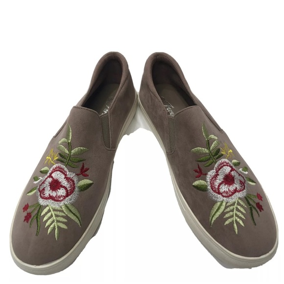 Forever Desire Women's Slip-On Taupe Embroidered Suede Sneakers/Shoes | NEW/NWT! - Picture 8 of 11